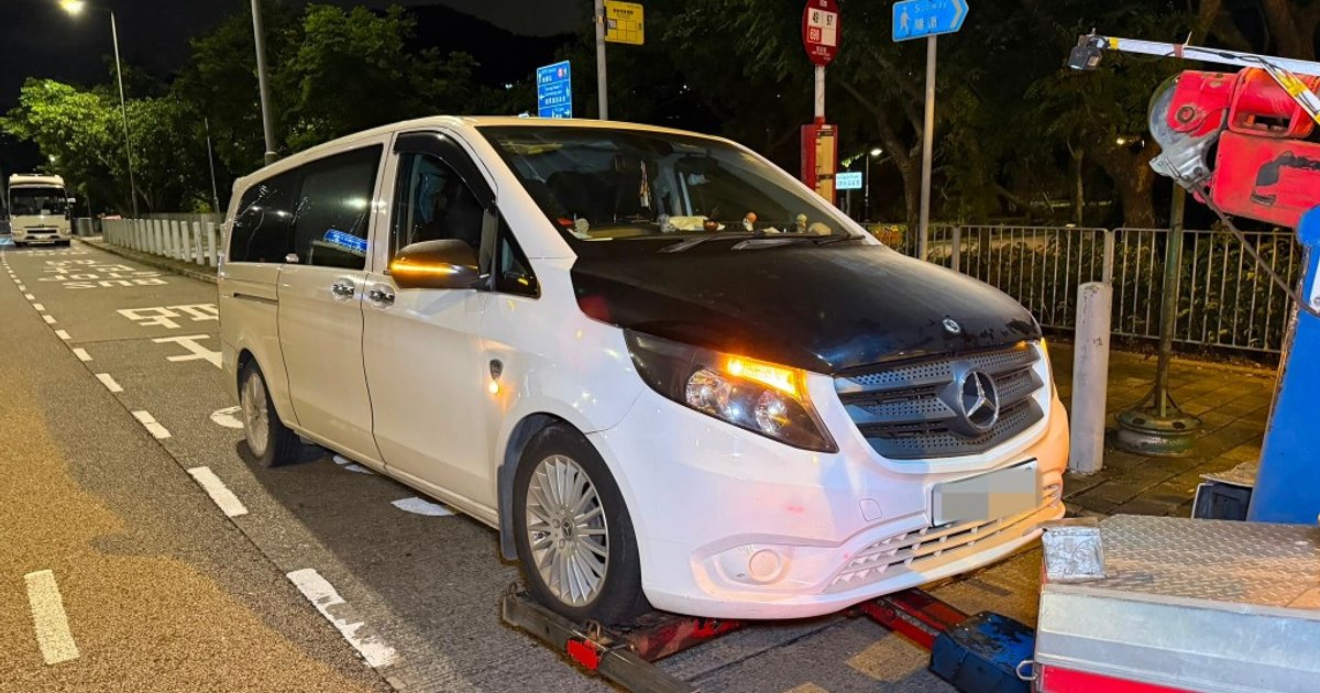 将军澳隧道客货车车底冒烟 女司机及时报案 无人受伤