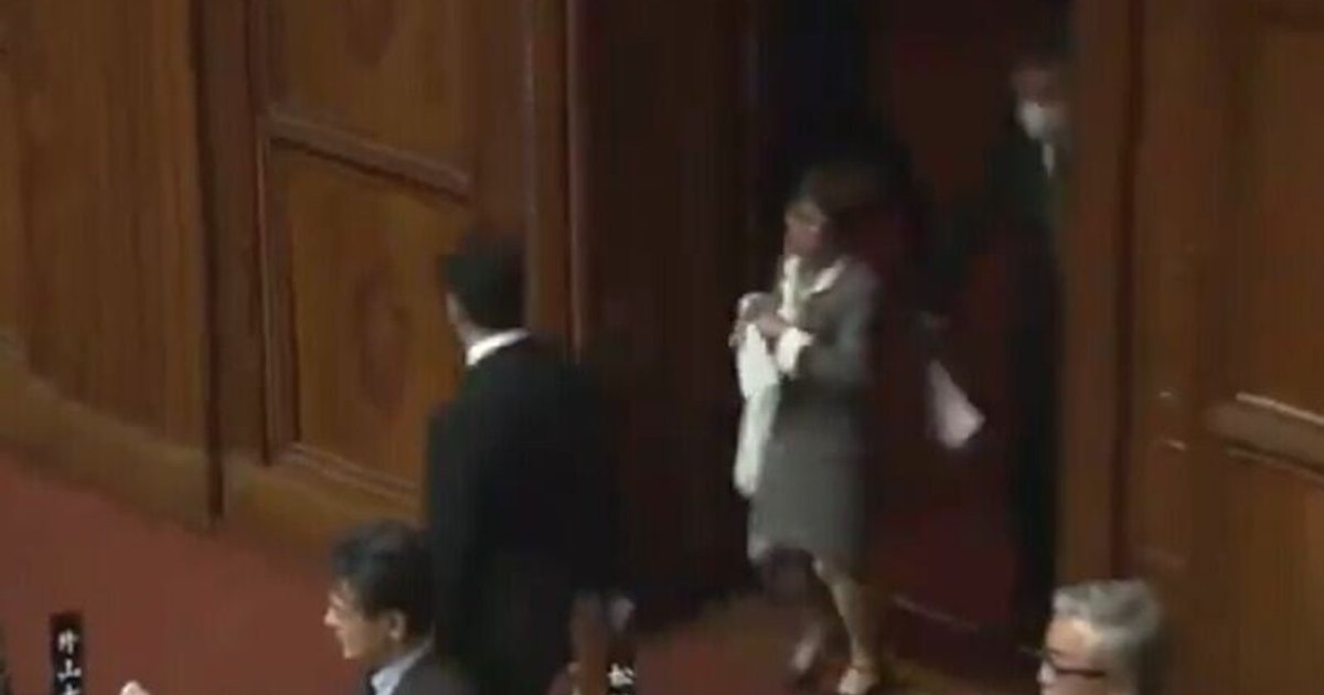日本國會直播惹議 80歲參議員紙棒拍女議員臀部