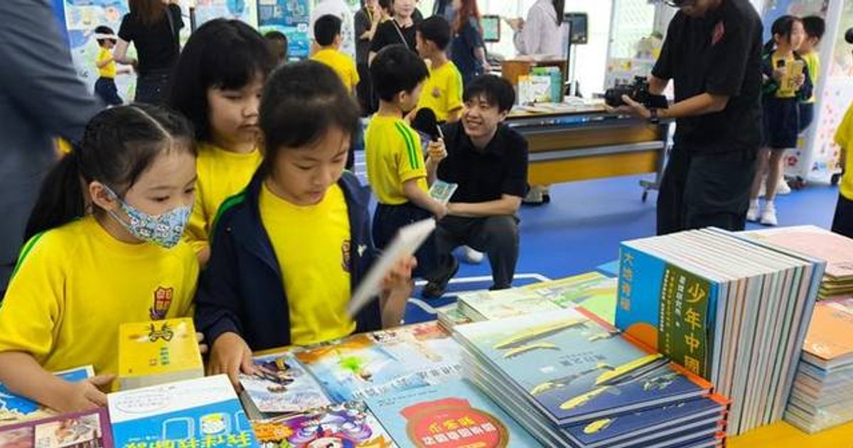 “行走的图书馆”驶入大埔浸信会公立学校 工程师义工入校趣谈大国工程