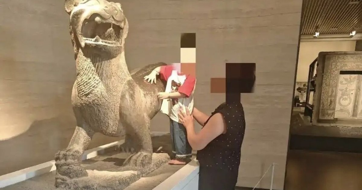 家长抱男童站上东汉石兽展台 西安碑林博物馆:是真品引发争议