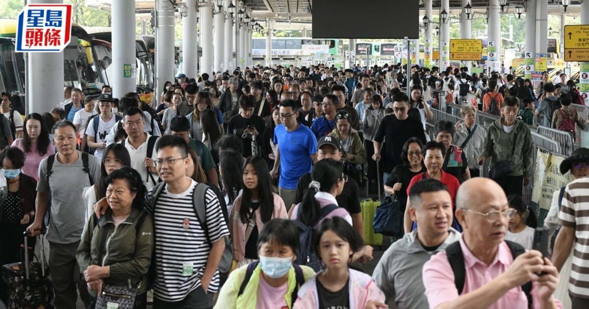 Hong Kong Border Crossings Hit Record 1.35 Million on Weekend as Summer Travel Surges