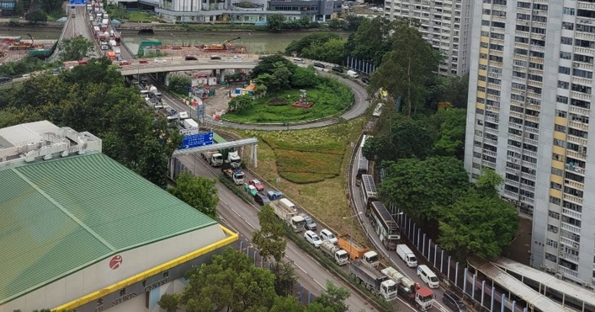 屯門皇珠路兩貨車相撞一人傷 交通嚴重受阻