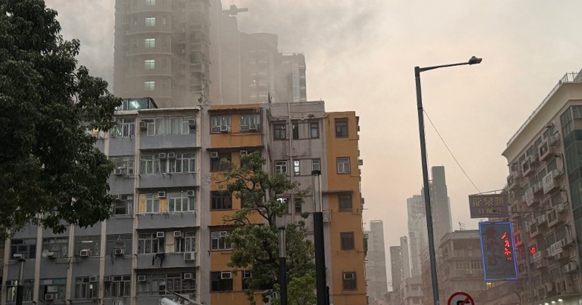 Black Smoke Erupts in Kowloon City Alley, Fire Crews Respond Swiftly