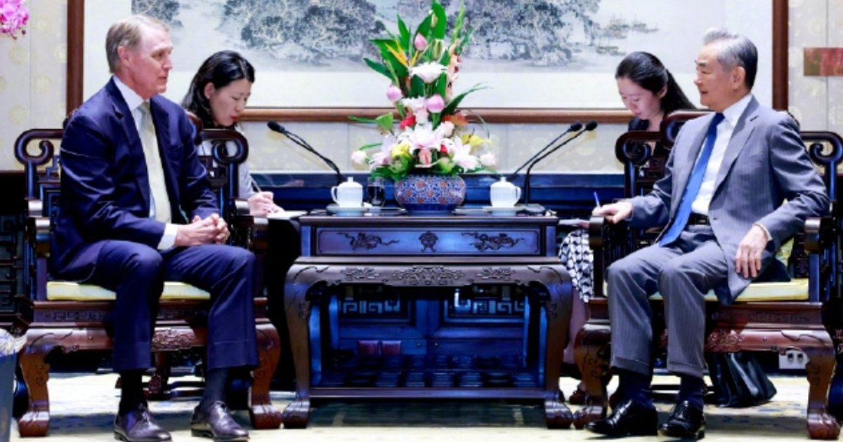 Wang Yi Meets US Envoy in Beijing