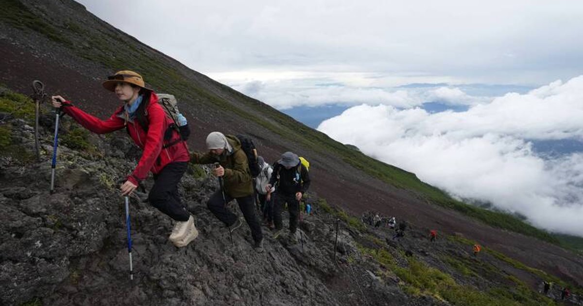 富士山封山新规 | 静冈县强制提交登山申请表 违者最高罚款5万日元