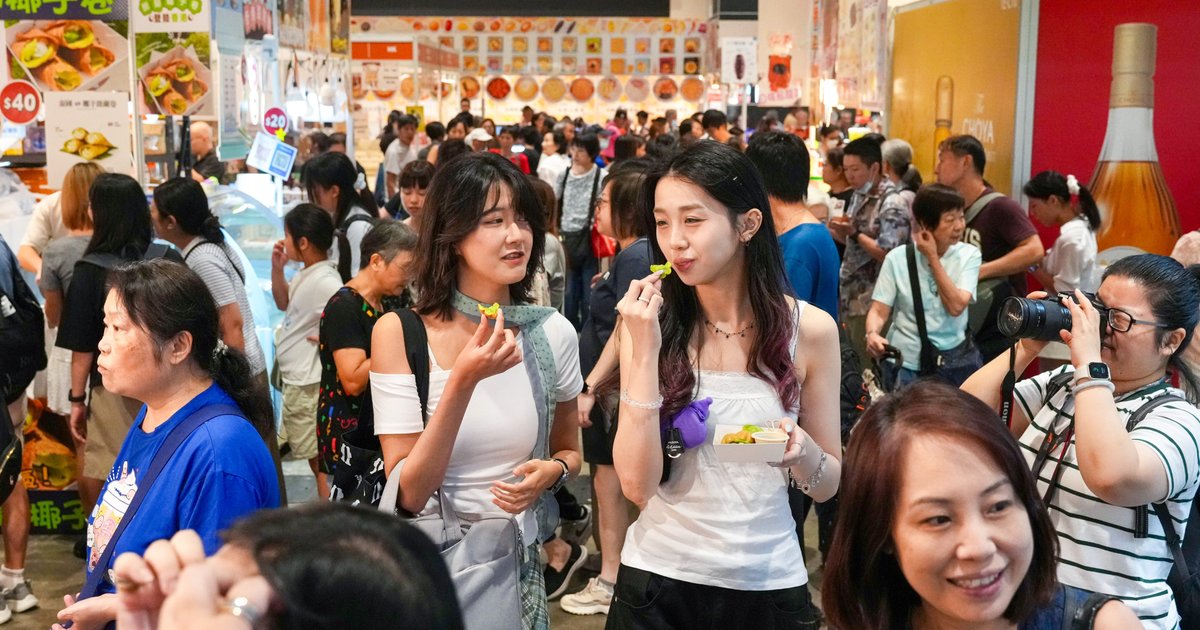 Thousands Brave Heatwave for Hong Kong Food Expo Opening Day Bargains