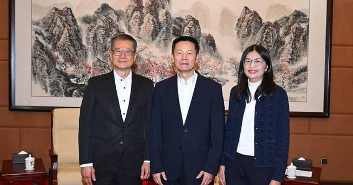陳茂波北京晤中證監及商務部官員 丘應樺簽兩備忘錄
