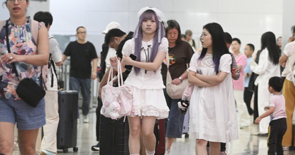 Mainland Tourists Flood Hong Kong via High-Speed Rail for Golden Week
