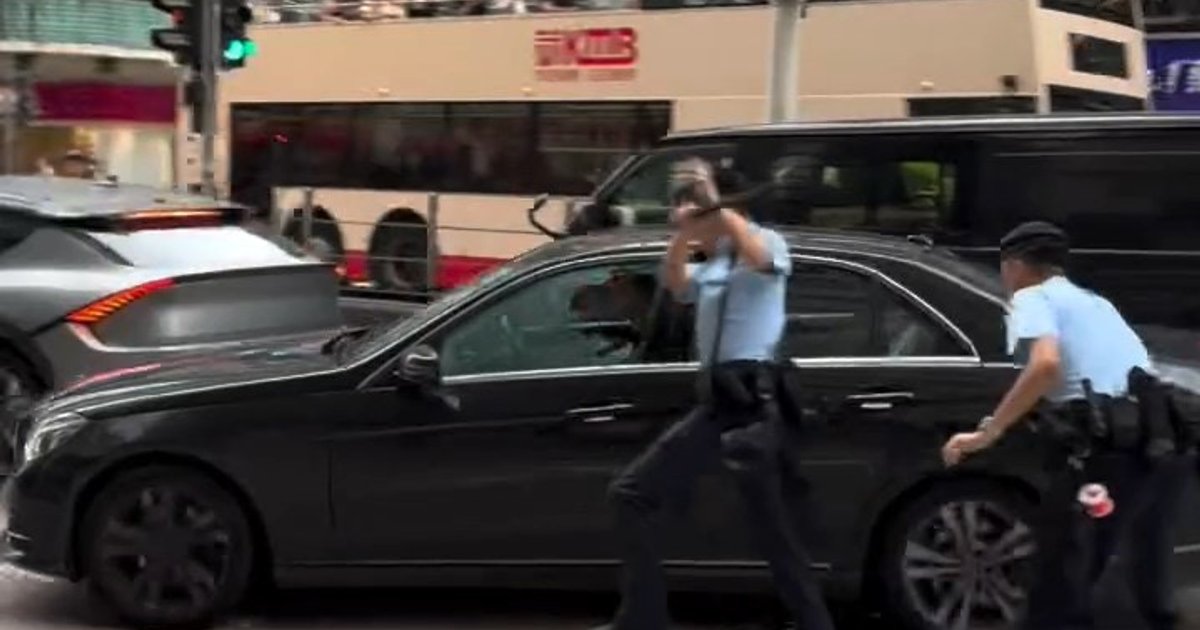 Police hurt as car flees Mong Kok stop