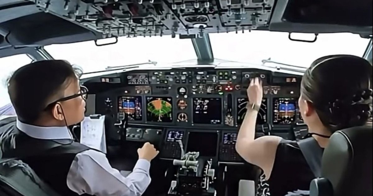 Thai King Pilots Royal Boeing 737 to Vietnam with Queen as Co-pilot