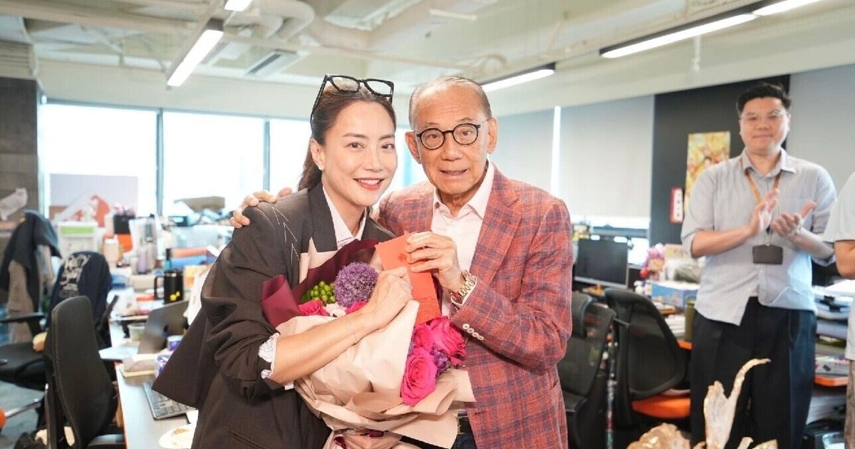霍汶希夺年度女性大奖 分享从不停步破格思维